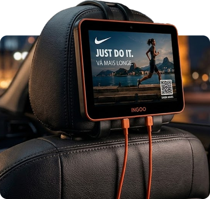 Tela Ingoo de mídia DOOH instalada em veículo