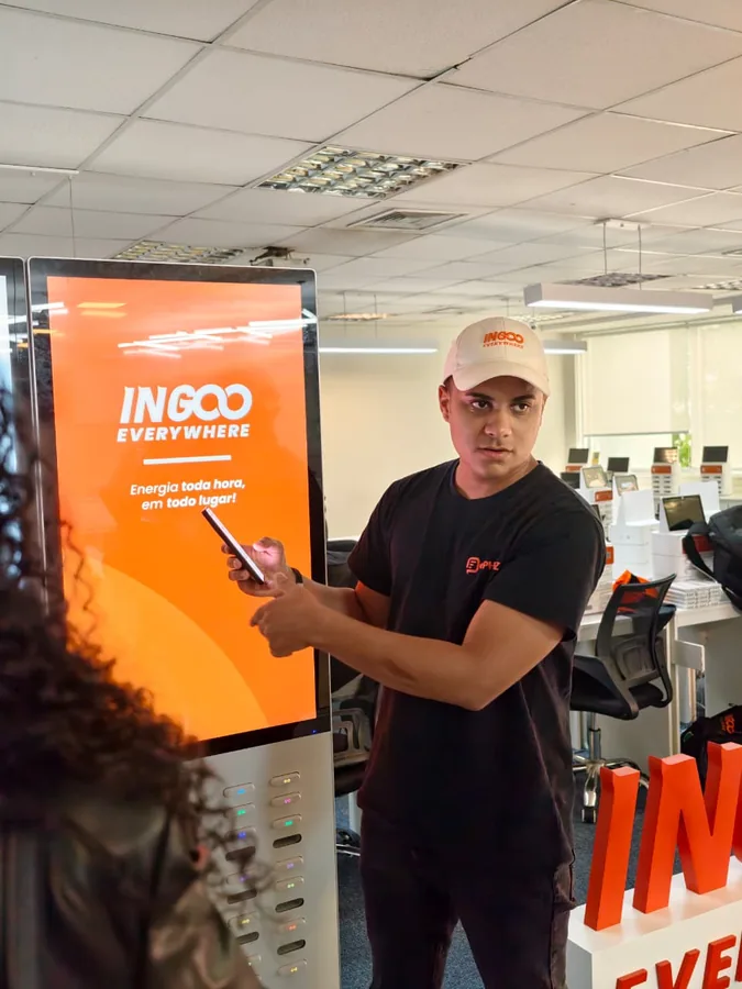 Técnico Ingoo instalando totem