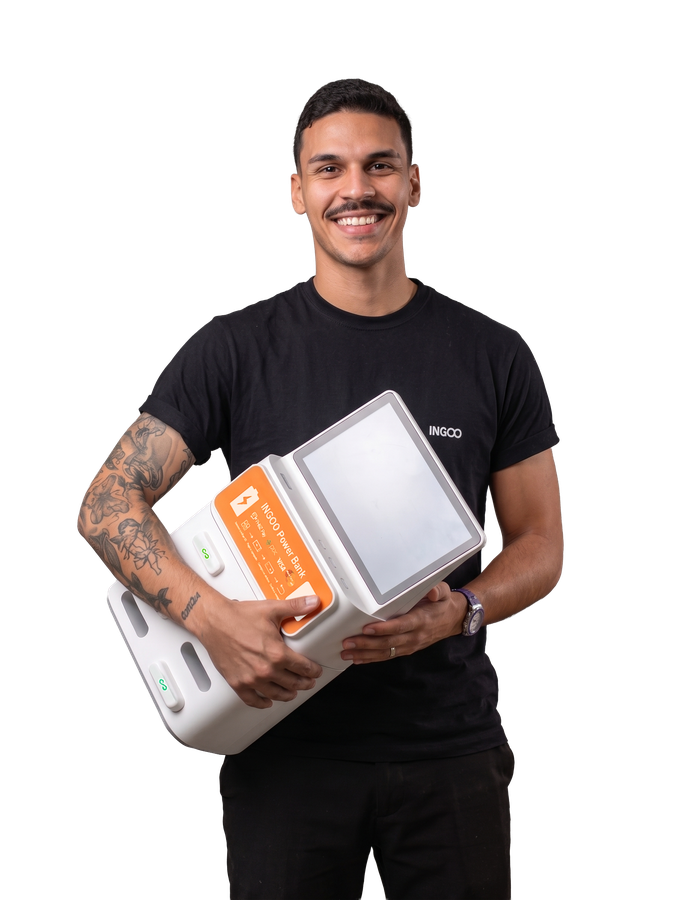 Técnico Ingoo com equipamento da rede